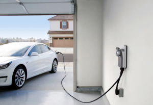 É seguro carregar o carro elétrico em casa?
